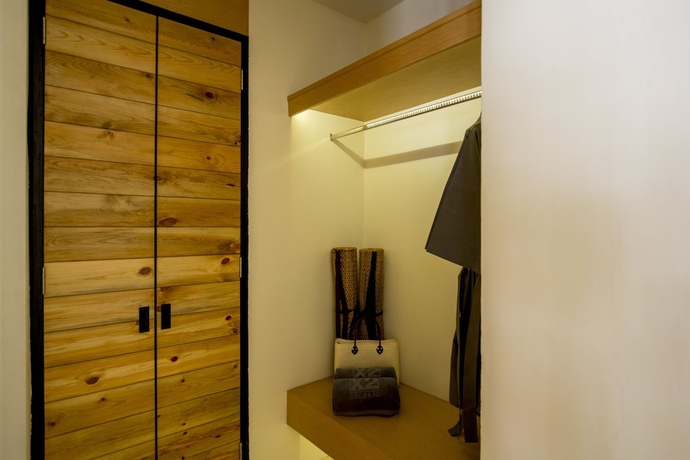 Imagen de la habitación del Hotel The Anda Mani Khaolak Beachfront Villas. Foto 17