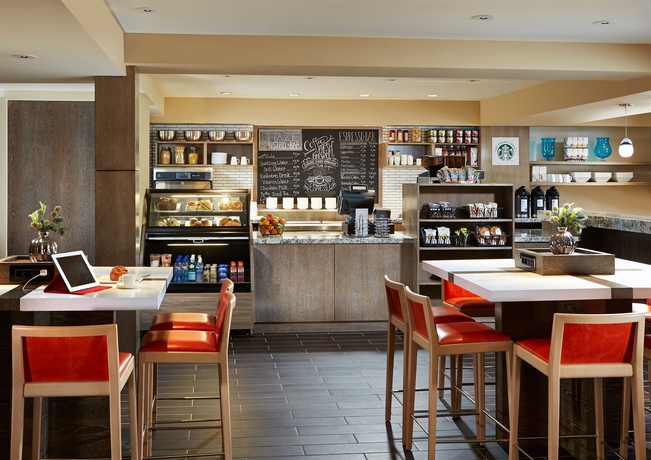 Imagen del bar/restaurante del Hotel The Anza - A Calabasas. Foto 2