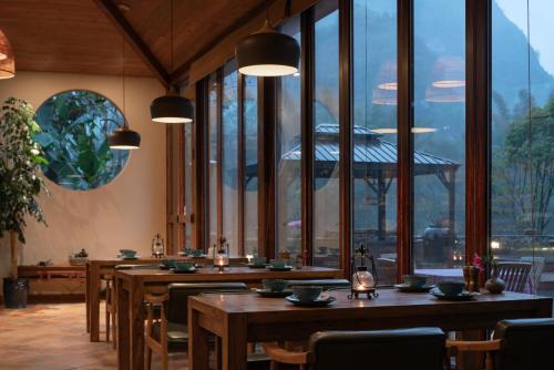 Imagen del bar/restaurante del Hotel The Apsara Lodge. Foto 4