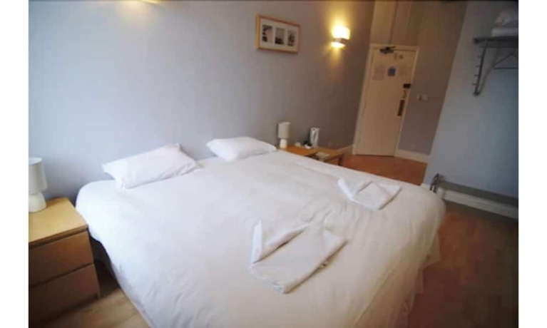 Imagen de la habitación del Hotel The Aqua. Foto 2