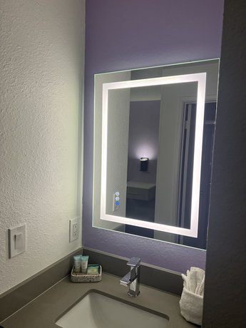 Imagen de la habitación del Hotel The Aqua Pacific. Foto 2