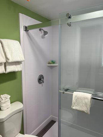 Imagen de la habitación del Hotel The Aqua Pacific. Foto 3