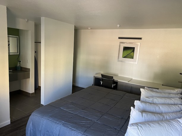 Imagen de la habitación del Hotel The Aqua Pacific. Foto 6