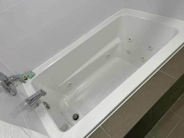 Imagen de la habitación del Hotel The Aqua Pacific. Foto 8