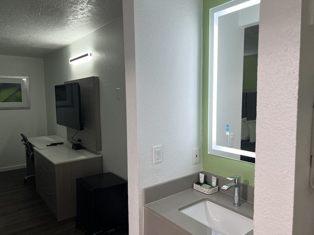 Imagen de la habitación del Hotel The Aqua Pacific. Foto 9