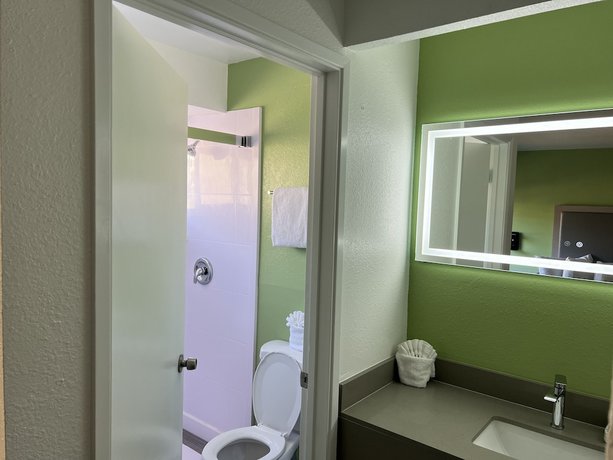 Imagen de la habitación del Hotel The Aqua Pacific. Foto 10