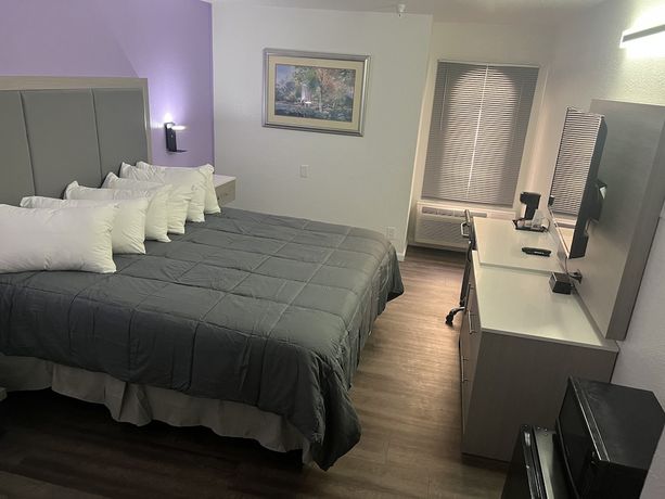 Imagen de la habitación del Hotel The Aqua Pacific. Foto 11