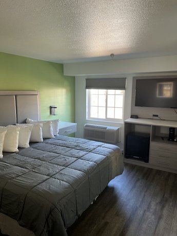 Imagen de la habitación del Hotel The Aqua Pacific. Foto 12