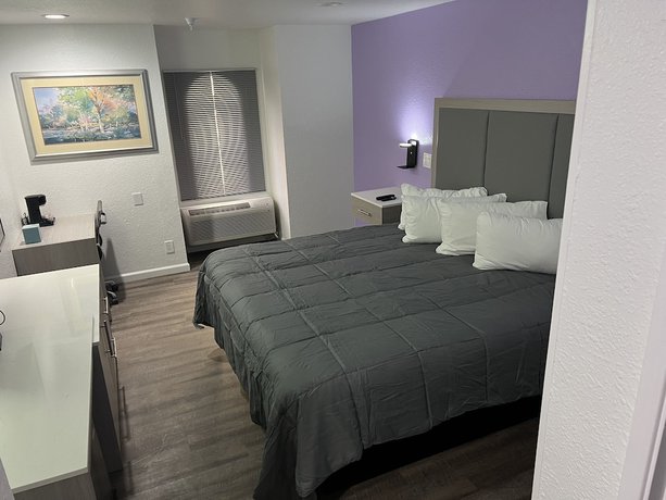 Imagen de la habitación del Hotel The Aqua Pacific. Foto 13