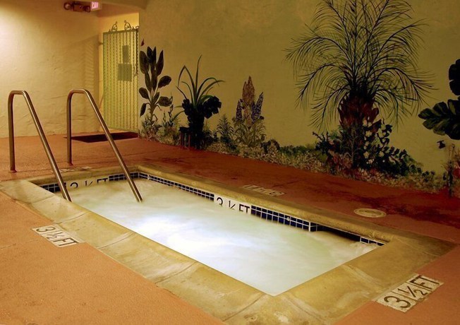 Imagen de la piscina del Hotel The Aqua Pacific. Foto 17