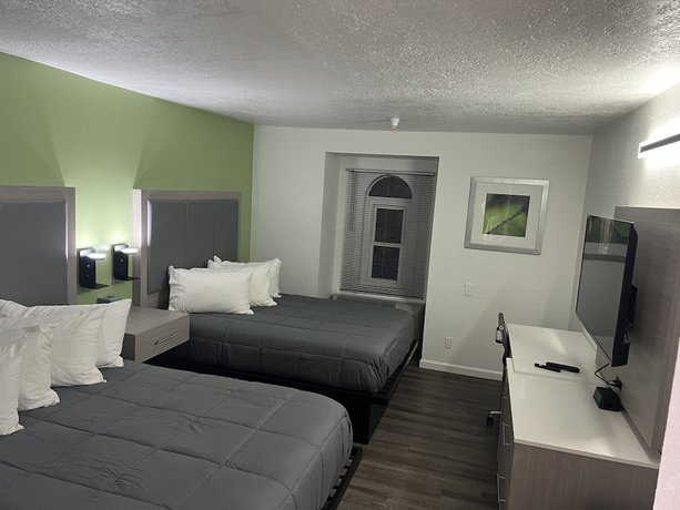 Imagen de la habitación del Hotel The Aqua Pacific. Foto 14