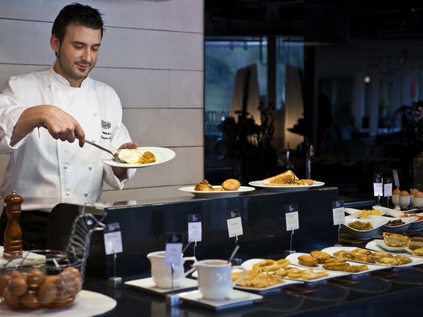 Imagen del bar/restaurante del Hotel The Artist Grand Of Art. Foto 4