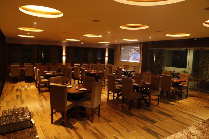 Imagen del bar/restaurante del Hotel The Ashoka. Foto 2