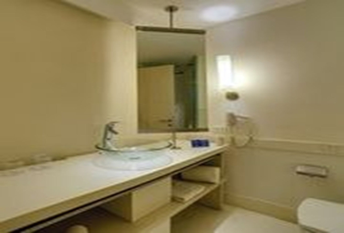 Imagen de la habitación del Hotel The Ashtan Sarovar Portico Delhi. Foto 8