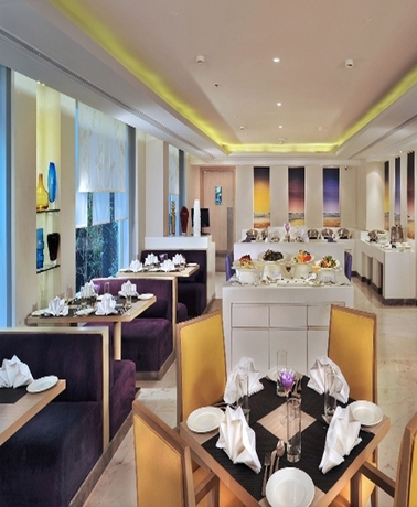 Imagen del bar/restaurante del Hotel The Ashtan Sarovar Portico Delhi. Foto 4