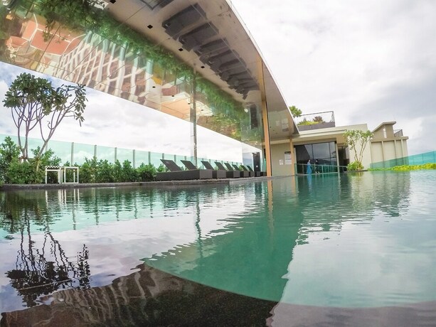Imagen de la piscina del Hotel The Astra A719. Foto 35