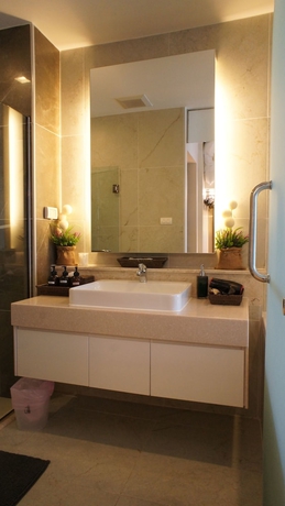 Imagen de la habitación del Hotel The Astra Luxury Suit Condo. Foto 9