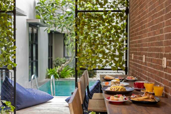 Imagen del bar/restaurante del Hotel The Aswana Seminyak. Foto 10