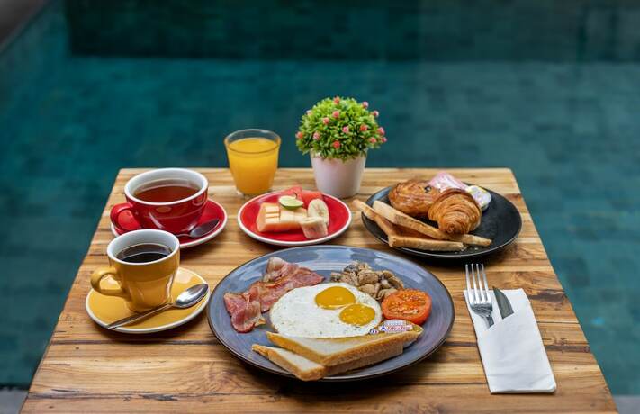 Imagen del bar/restaurante del Hotel The Aswana Seminyak. Foto 12