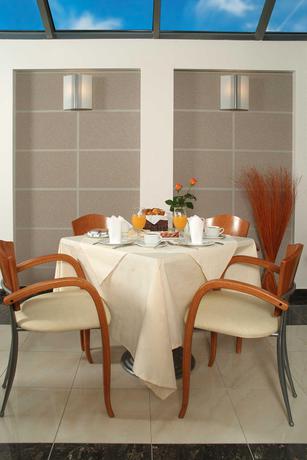 Imagen del bar/restaurante del Hotel The Athens Mirabello. Foto 2