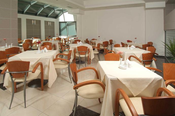 Imagen del bar/restaurante del Hotel The Athens Mirabello. Foto 3