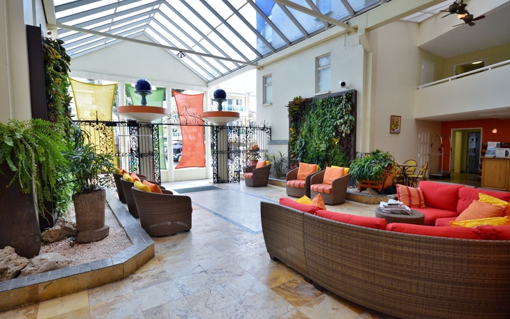 Imagen de los interiores del Hotel The Atrium Beach Resort and Spa, Ascend Hotel Collection. Foto 13