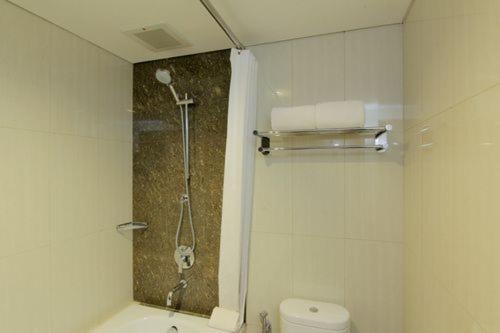 Imagen de la habitación del Hotel The Atrium and Resort Yogyakarta. Foto 9