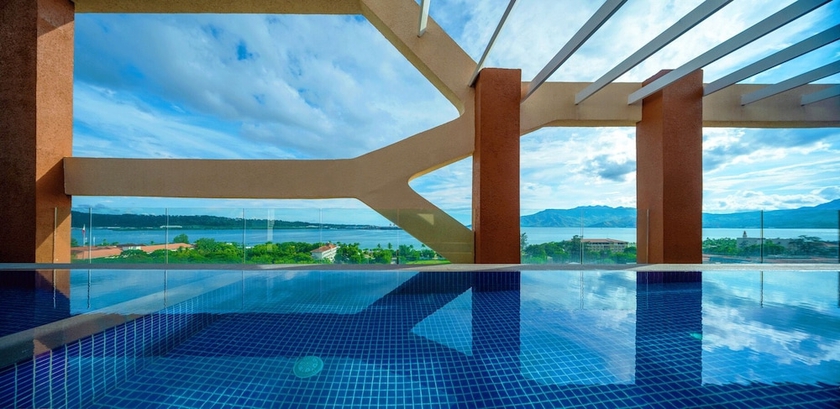 Imagen de la piscina del Hotel The Aurora Subic Managed by HII, Banicain. Foto 14