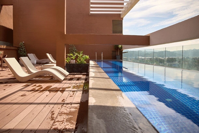 Imagen de la piscina del Hotel The Aurora Subic Managed by HII, Banicain. Foto 16