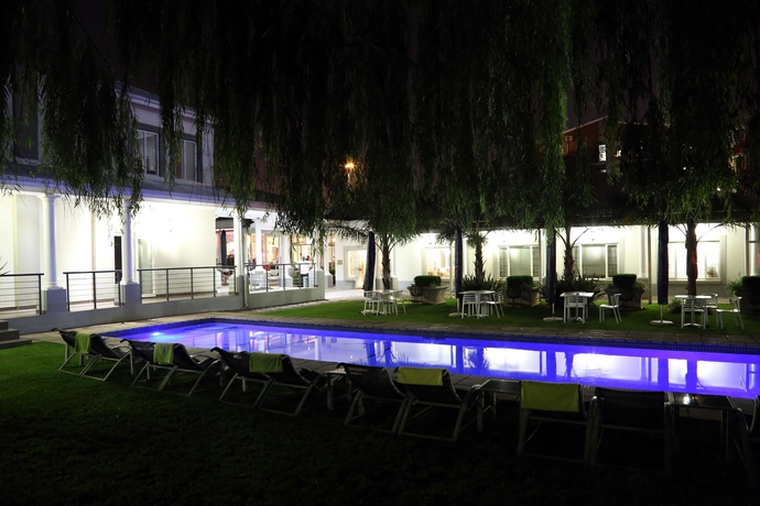 Imagen de la piscina del Hotel The Aviator OR Tambo International. Foto 11