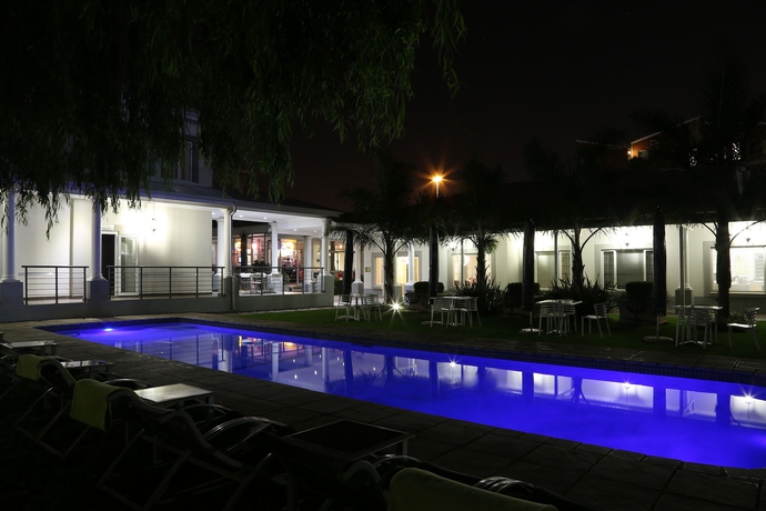 Imagen de la piscina del Hotel The Aviator OR Tambo International. Foto 12