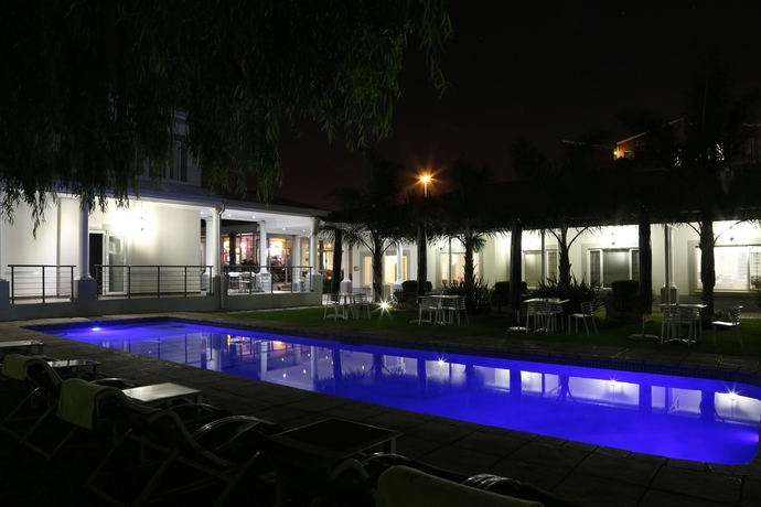 Imagen de la piscina del Hotel The Aviator OR Tambo International. Foto 13