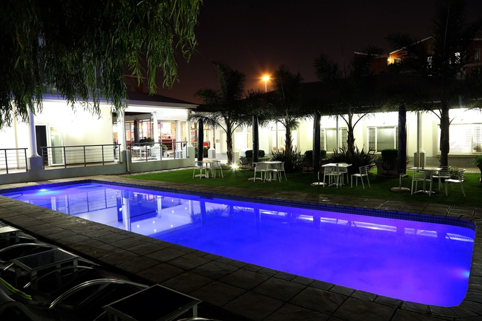 Imagen de la piscina del Hotel The Aviator OR Tambo International. Foto 14