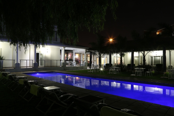 Imagen de la piscina del Hotel The Aviator OR Tambo International. Foto 16