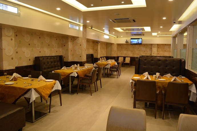 Imagen del bar/restaurante del Hotel The Avr Hotels and Banquets. Foto 4