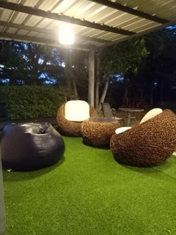 Imagen de la habitación del Hotel The Balcony At Chao Samran. Foto 11