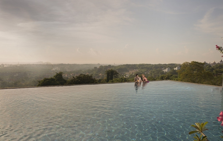 Imagen de la piscina del Hotel The Bali Bay View Suites and Villas. Foto 19