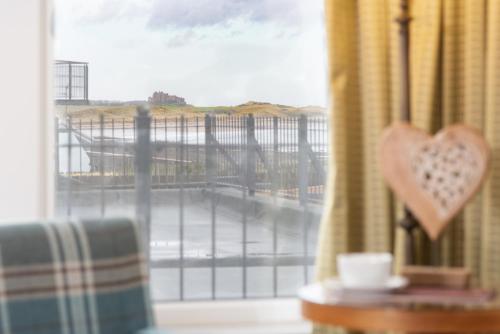 Imagen general del Hotel The Bamburgh Castle Inn. Foto 2