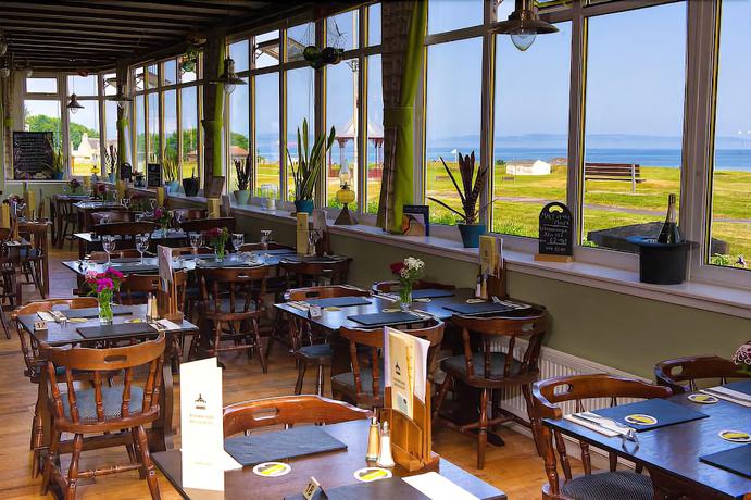 Imagen del bar/restaurante del Hotel The Bandstand. Foto 2