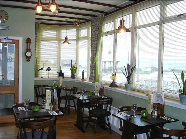 Imagen del bar/restaurante del Hotel The Bandstand. Foto 3
