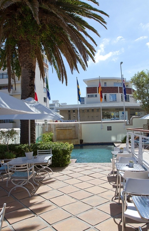 Imagen de la piscina del Hotel The Bantry Bay Aparthotel by Totalstay. Foto 13