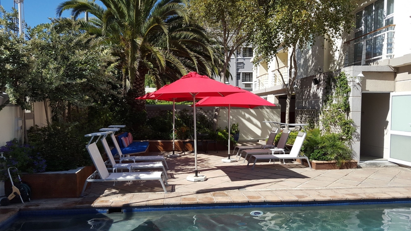 Imagen de la piscina del Hotel The Bantry Bay Aparthotel by Totalstay. Foto 15