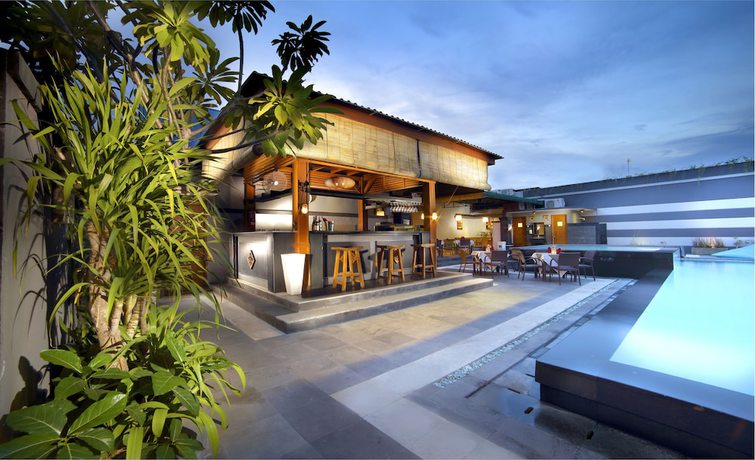 Imagen de la piscina del Hotel The Banyumas Villa. Foto 19