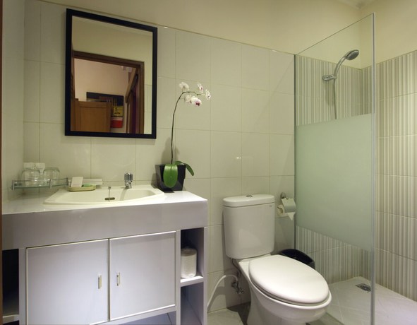 Imagen de la habitación del Hotel The Banyumas Villa. Foto 3