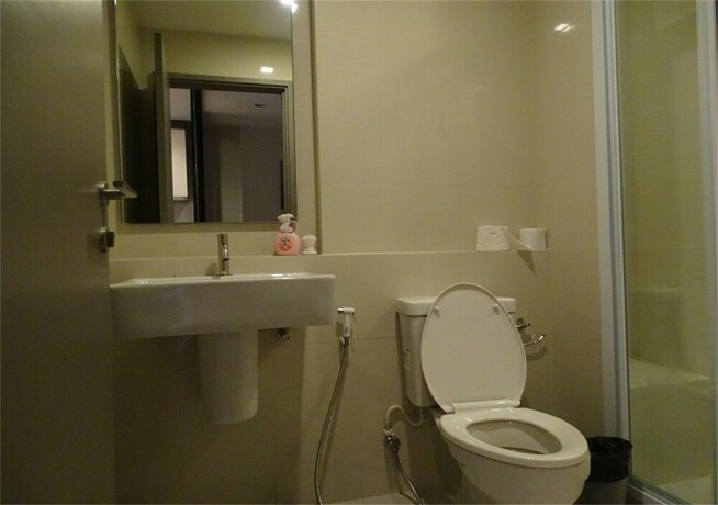 Imagen de la habitación del Hotel The Base Pattaya Condo. Foto 24