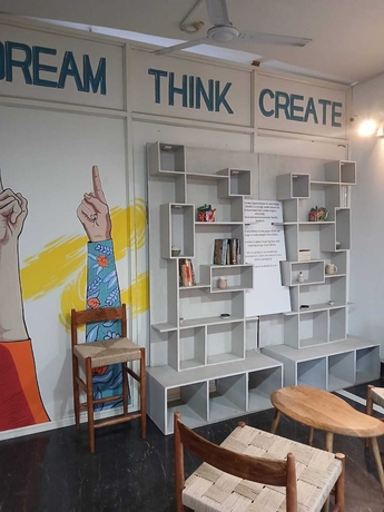 Imagen de los interiores del Hotel The Basic. Foto 16