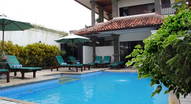 Imagen de la piscina del Hotel The Batu Belig and Spa. Foto 7