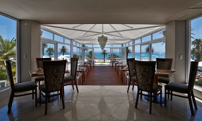 Imagen del bar/restaurante del Hotel The Bay, Cape Town. Foto 2