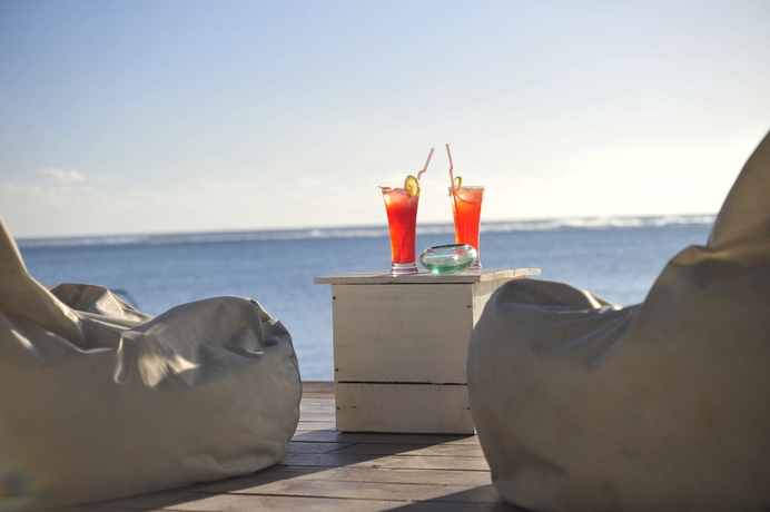 Imagen del bar/restaurante del Hotel The Bay, La Preneuse. Foto 2