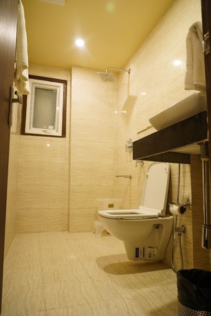 Imagen de la habitación del Hotel The Bayan Elegance. Foto 10